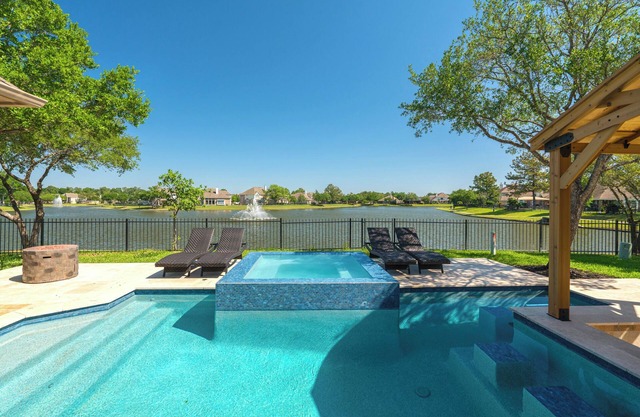 Stunning Lake house Heated Pool and Infinity SPA