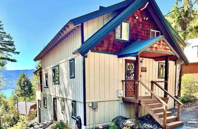 Stunning Lake & mountain views await you from this spacious cabin!