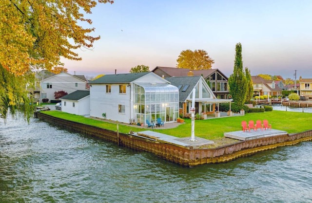 Stunning Lake Views | Sleeps 9 | Harrison Twp
