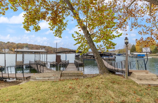 Stunning Lake View On A Nice & Quiet Relaxing Home