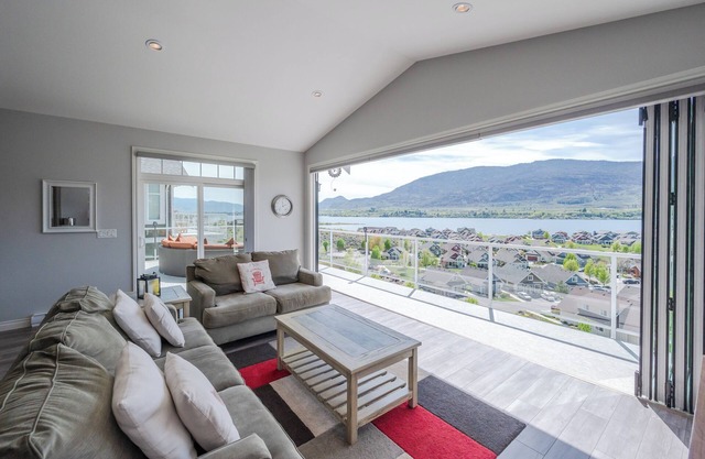 Stunning Lake View Home for Rent – A Perfect Retreat!