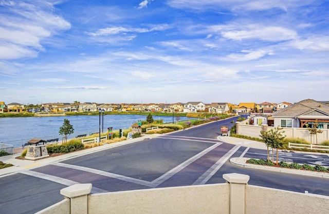 Stunning Lake view Modern Home close to Marina boating