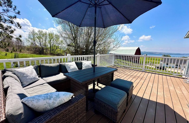 Stunning Lake Views! Country Side Retreat