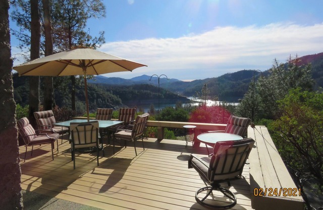 Stunning lake views yet 2 minutes to the water.