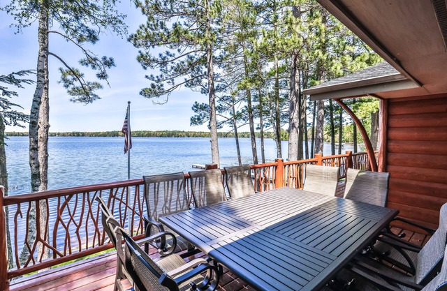Stunning lakefront house with kayaks, paddleboard & washer/dryer