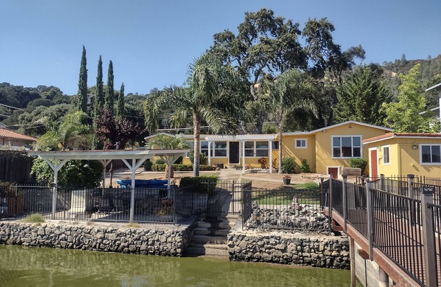 STUNNING Lakefront, Beach/Huge DOCK,2 Kayaks, Sleep 8, Prime fishing spot