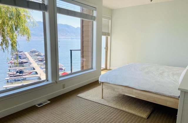 Stunning Lakefront Condo on the Beach - View, Pool, Hot Tub, Beach