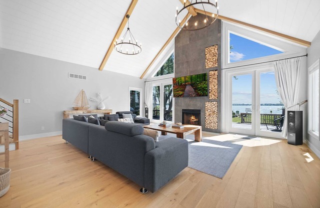 Stunning Lakefront Home - Kayaks/Bikes/Pier+More
