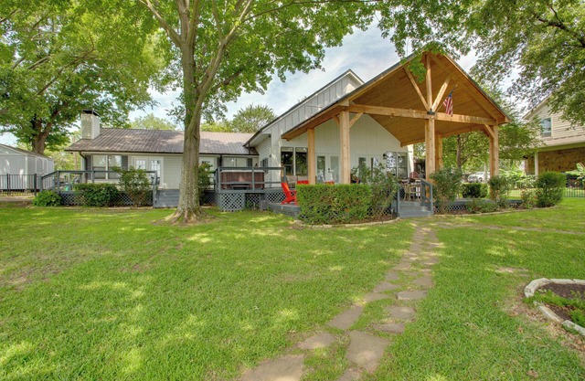 Stunning Lakefront Home: Hot Tub & Game Room!