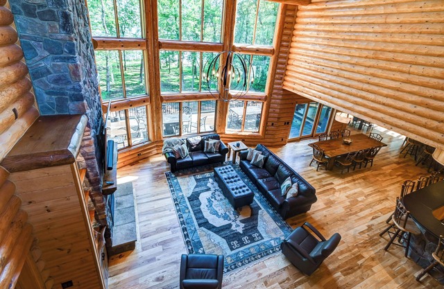 Stunning Lakefront Lodge On Castle Rock Lake! Perfect for Families or Retreats!