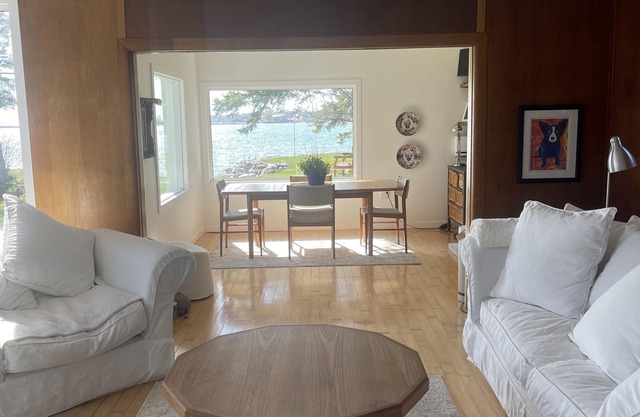 Stunning Lakefront Retreat 1 Hr from Toronto