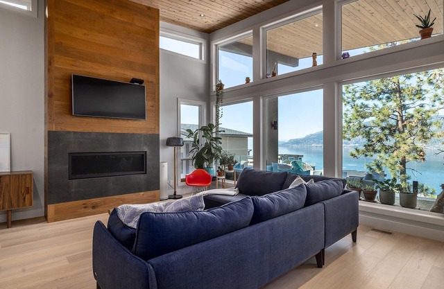 Stunning Lakeside 4 bedroom 2.5 bathroom house located in Lakestone Waterside