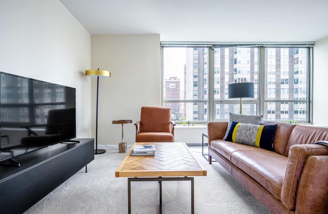 Stunning Lakeview 1BR w/ Rooftop Pool, near Wrigley Field, by Blueground