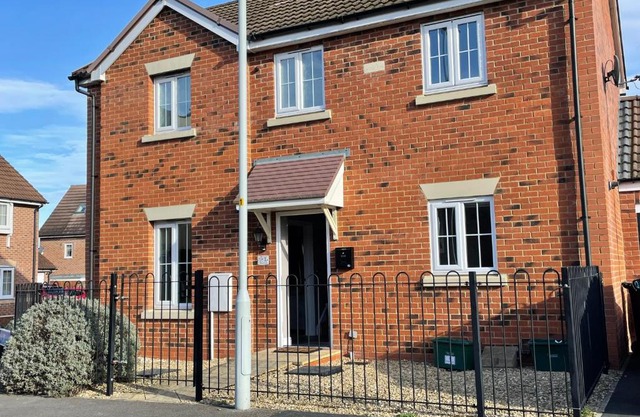 Stunning Large Detached Gloucester, 4 beds, 3 bedroom, 2 bathroom property, Nr Chelt, The Docks and Quays sleeps 6