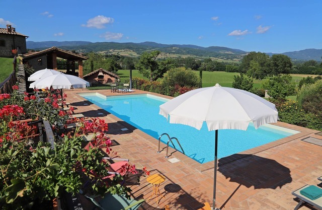 Atemberaubende Villa für große Gruppen mit privatem Pool und Kinderspielplatz