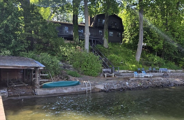 Atemberaubendes großes Haus am Wasser in der Sodus Bay mit Privatstrand, Dock und Schwiegereltern
