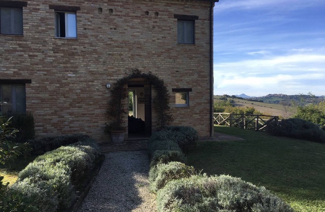 Stunning Le Marche 4 double bedroom farmhouse with private pool