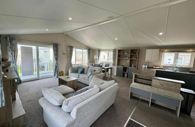 Stunning lodge at Seaview Holiday Park in Kent ref 47012PB