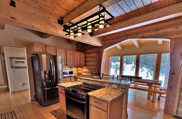 Stunning Lodge with Mountain Views, Hot Tub, Pool Table, Ping Pong, Pet Friendly