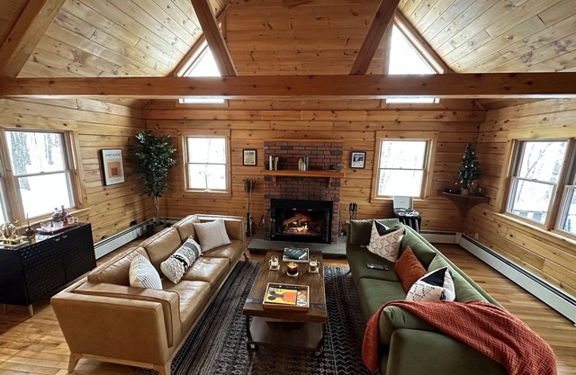 Stunning Log Cabin Lakehouse with/fireplace - steps from lake!