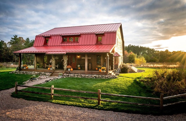 / NEUES LISTING / Atemberaubender Log Retreat eingebettet in einheimische Prärie / Waldlandschaft