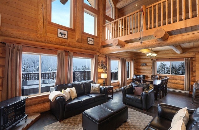 Stunning Log Mount Washington Chalet with Breathtaking Views of Strathcona Park