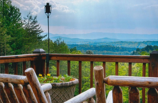 Stunning long-range mountain views, perfect getaway with paved roads all the way