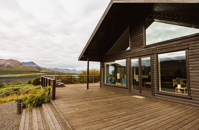 Atemberaubende Luxusvilla am See Skorradalsvatn in Westisland.