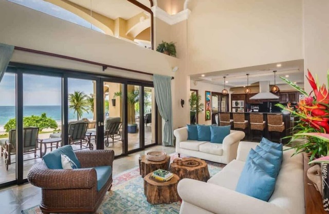Luxusvilla am Strand mit privatem Pool und Vollzeitmädchen