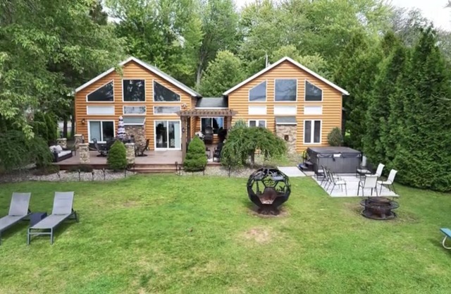 Stunning Luxury lakefront House on Oneida Lake with hottub, firepit and Gameroom