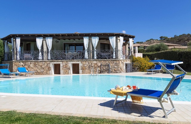 Atemberaubende Luxusvilla mit Pool und großem Garten 50 Meter vom Strand entfernt