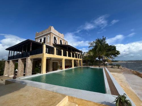 Stunning Manda Beachfront 6-bed Villa with Pool
