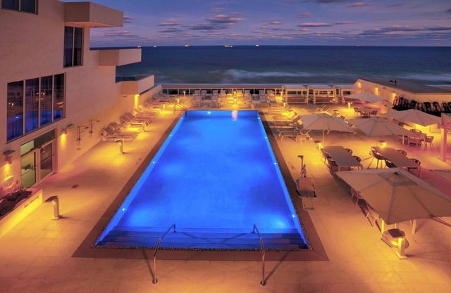 Stunning Marina Views, Private Balcony, inviting Pool, steps from Riverwalk