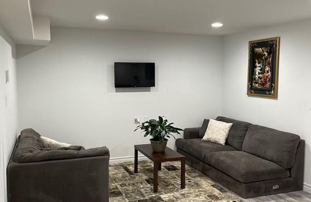 Stunning/Modern Basement Unit