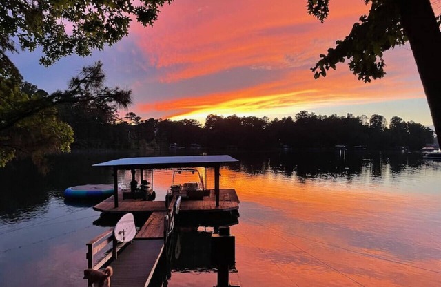 Stunning Modern Lakefront Fun, Swim, Paddleboard
