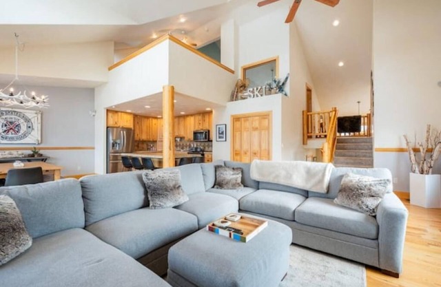 Stunning Modern Mountain Retreat with Private Hot Tub