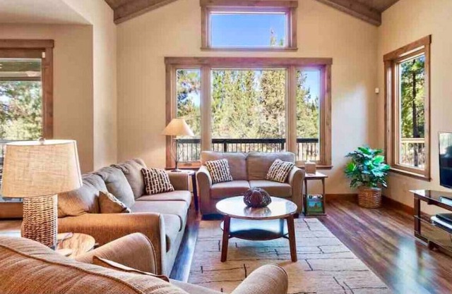 Stunning Modern Mountain Cabin | Golf | Privacy | Hot Tub | Pool | Gym | Bar