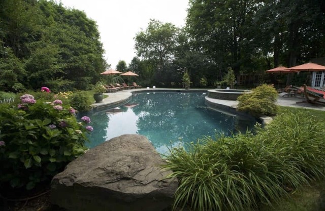 STUNNING MODERN RE-CONSTRUCTED BARN, SHORT BIKE OR WALK TO VILLAGE AND BEACHES