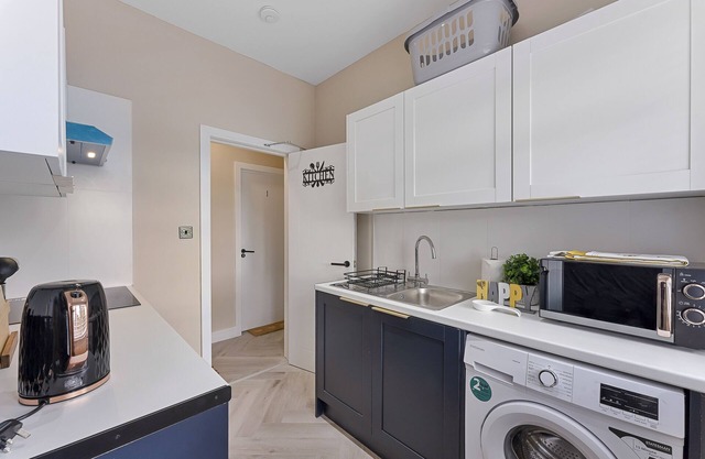 Stunning Modern Retro Blue Central 1 bed En-Suite w/free parking