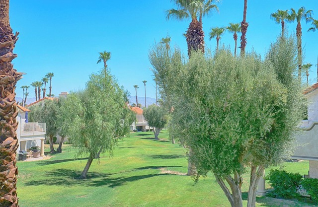 Atemberaubende Aussicht auf die Berge und den Golfplatz