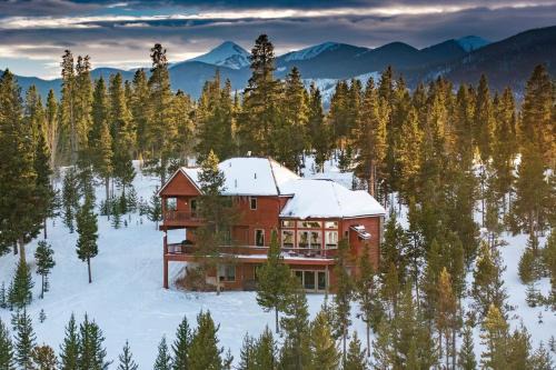 Stunning Mountain Retreat with View and Private Hot Tub