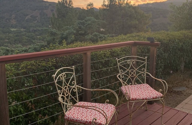 Stunning Mountain Views - Bright & Cheerful - Wine Tasting Village Charm