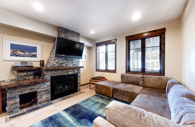 Stunning mountain condo on the golf course w/ private hot tub & fireplace