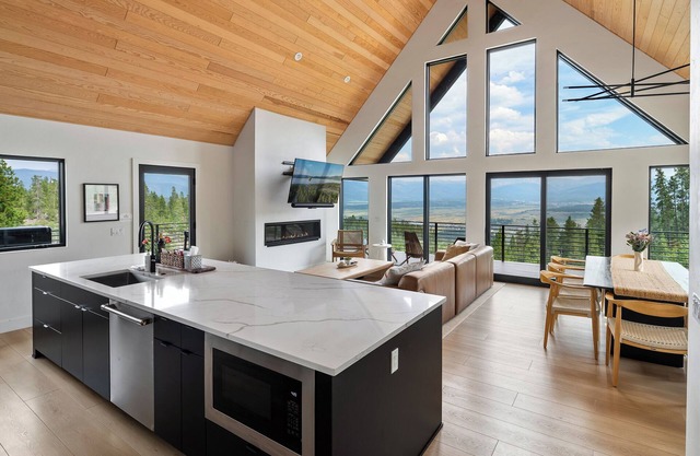 Stunning Mountain Views w/ Hot Tub