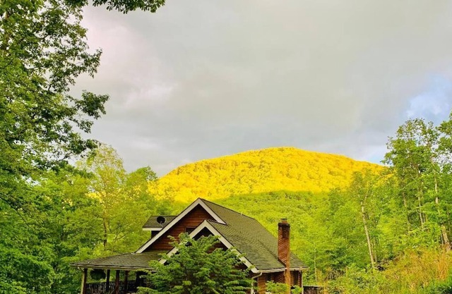 Stunning Mountain Views - Hot Tub - Games - Nature Getaway!