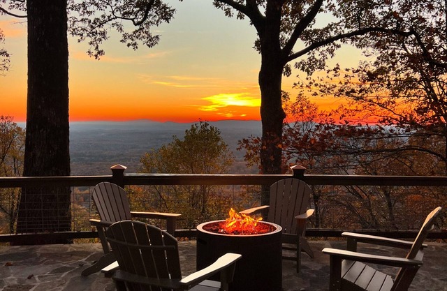 Panoramic Mtn Views; Stunning Sunset; Game Room; Dog-friendly; Lake access; Pool