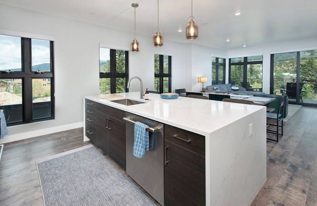 Stunning new 2BR with Private Hot Tub On the River
