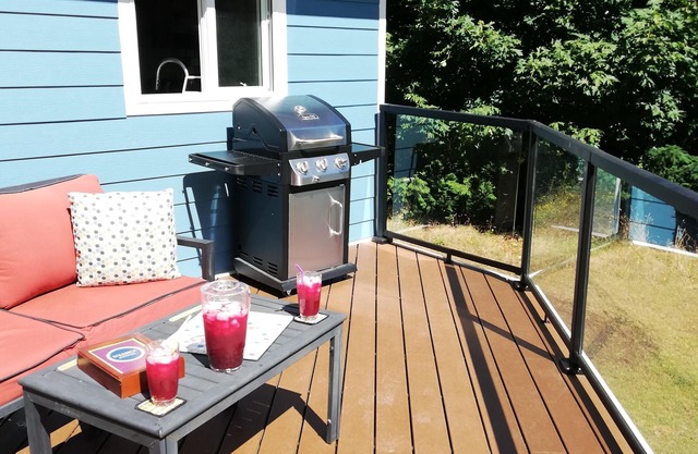 Stunning new 760 sf cottage with all amenities and serenity to spare.