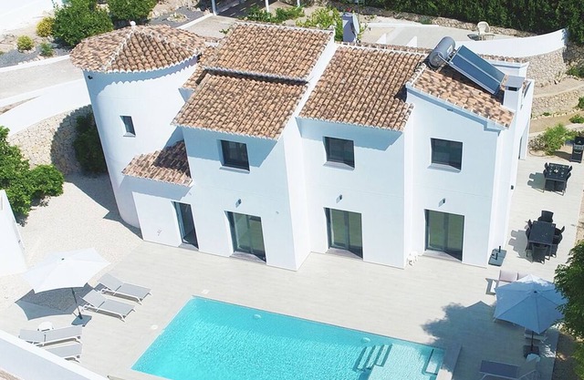 Atemberaubende Neubauvilla mit privatem beheiztem Pool