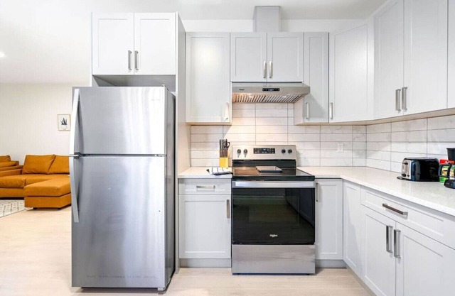 Stunning Newly Furnished 2 Bdrm Suite in Surrey